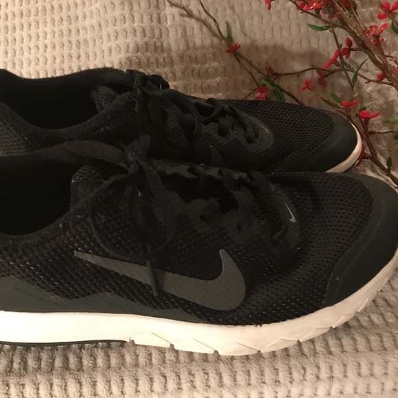 solid black nike tennis shoes